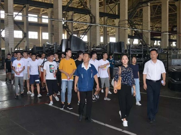 高校大学生来球速体育集团科普基地实践学习