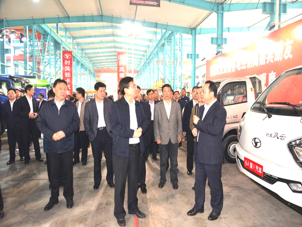 市新旧动能转换重大项目推进会球速体育集团科普教育基地进行观摩